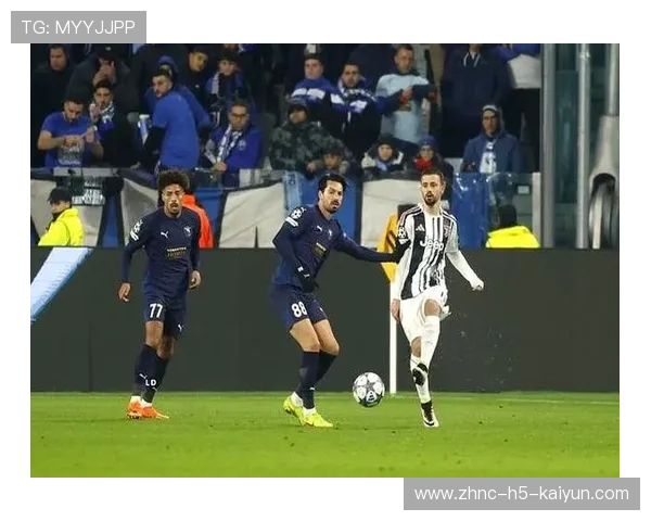 尤文中场一脚直塞，麦肯尼插上抢点致命一击